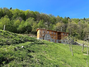 Appartamento Chalet di lusso 'Baita Treeb Tivano' con vista lago, giardino in comune e Wi-Fi