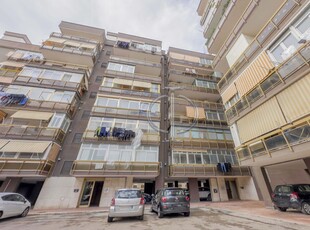 Appartamento di 4 vani /145 mq a Bari - Libertà