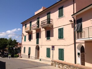 Appartamento in Vendita nel Centro Storico di Capoliveri: Spazi Luminosi e Panoramici