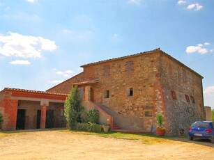 Azienda Agricola con Terreno, Bosco e Strutture in Vendita a Trequanda, Toscana