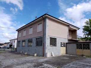 CASA INDIPENDENTE CON MAGAZZINI E TETTOIA Robella, Asti