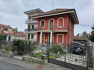 Casa Indipendente in Vendita a Asti, 700'000€, 300 m², arredato, con Box