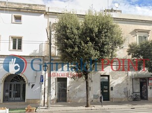 Immobile commerciale in Affitto a Lecce, 1'600€, 76 m²