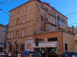 Immobile commerciale in Affitto a Macerata, zona Centro storico, 600€, 60 m²