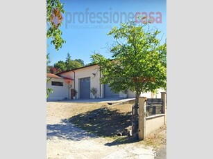 Magazzino in Vendita a Frosinone, 350'000€, 600 m²