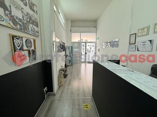 Negozio in Vendita a Bari, 350'000€, 400 m²