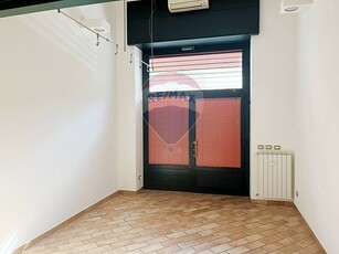 Negozio in Vendita a Milano, zona Sempione, 198'000€, 50 m²