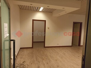 Ufficio in Affitto a Arezzo, 650€, 95 m²