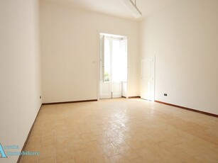 Ufficio in Affitto a Taranto, zona Borgo, 320€, 75 m²