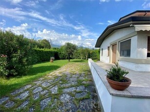 Villa bifamiliare in affitto a Forte Dei Marmi