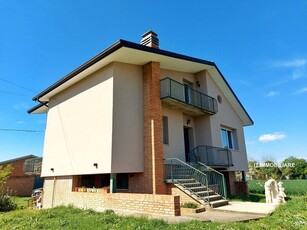 Villa in Vendita a Forlì, 438'000€, 255 m²
