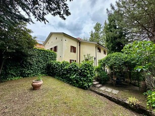 Villa in Vendita a L'Aquila, zona Arischia, 350'000€, 330 m²