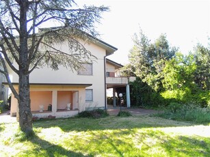 Villa in Via Leopardi 1 in zona Traversagna a Massa e Cozzile