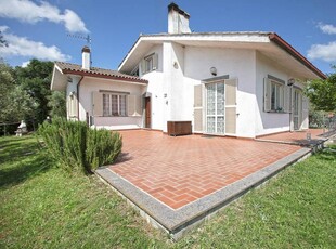 villa indipendente in vendita a Vetralla