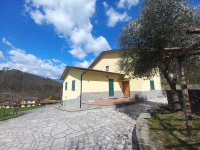 Casa semi indipendente in vendita 4 Stanze da letto a Castelnuovo Di Garfagnana