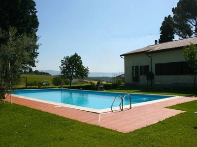Villa con piscina privata, verde giardino recintato, perfetta per famiglie con bambini, appena fuori