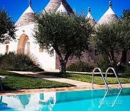 Alberobello- trulli- piscina- terreno