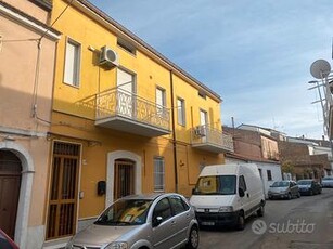 Appartamento e box in via Santa Lucia Rif.0981