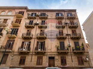 Appartamento in Via Paolo Emiliani Giudici, Palermo, 5 locali, 2 bagni