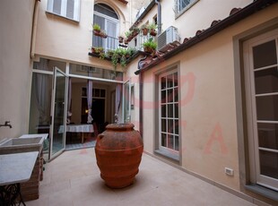 Appartamento in Via Santa Monaca in zona Centro Oltrarno, Santo Spirito, San Frediano a Firenze
