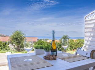 Appartamento vista mare con parcheggio, piscina e balcone