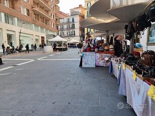 Bancarella adiacente metro toledo