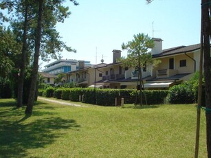 Bella casa a schiera con piscina e giardino