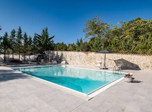 Casa a Abbateggio con piscina, barbecue e giardino