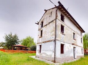 Casa indipendente a Castelnovo di Sotto 5 locali