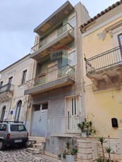 Casa indipendente in Via Principe di Carignano, Comiso, 8 locali