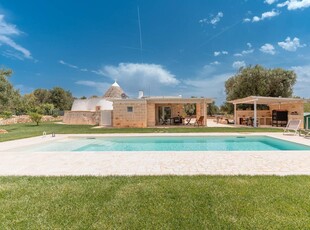 Casa Vacanze 'Panoramic Trullo Tramonto with Pool' con piscina privata, Wi-Fi e aria condizionata