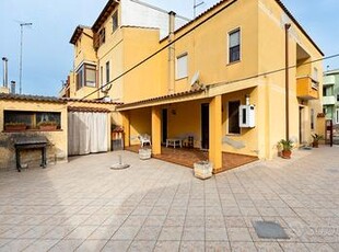 Indipendente bilivelli con cortile su tre lati