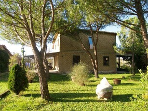 Montepulciano: Villetta con Vista Panoramica e Giardino in Vendita