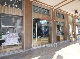 Negozio/Locale commerciale in Vendita in Piazza Vittorio Veneto a Laveno-Mombello