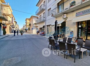 Negozio/Locale commerciale in Vendita in Via Antonio Fratti a Viareggio