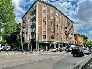 Negozio/Locale commerciale in Vendita in Via Giuseppe Massarenti a Bologna