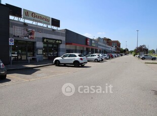 Negozio/Locale commerciale in Vendita in Via Provinciale a Pessano con Bornago