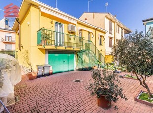 Villa a Novara, 3 locali, 3 bagni, giardino privato, 140 m² in vendita