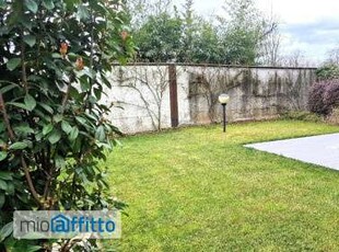 Villa a schiera arredata con terrazzo