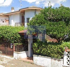 Villa a schiera in Via dei Tigli, Follonica, 7 locali, 2 bagni, 120 m²