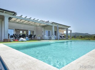 Villa ad Alghero, 7 locali, 4 bagni, giardino privato, arredato