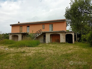 Villa bifamiliare ristrutturata ex casa colonica