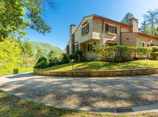 Villa con piscina, giardino e vista sul fiume vicino a Sieve