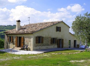 Casa a Vallefoglia con giardino, piscina e barbecue