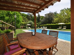 Villa di lusso con piscina e giardino, vicino al fiume Arno
