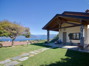 Villa di lusso con piscina, giardino e parcheggio sul Lago Maggiore