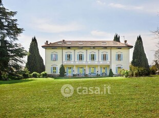 Villa in Vendita in Piazza Camillo Benso Conte di Cavour a Como