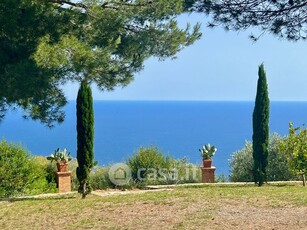 Villa in Vendita in Strada Antica Torre a Cipressa