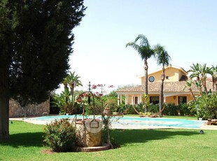 Villa in Vendita in Traversa Sinerchia a Siracusa