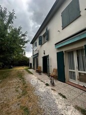 Villa in Vendita in Via Argine Destro Carrione a Carrara